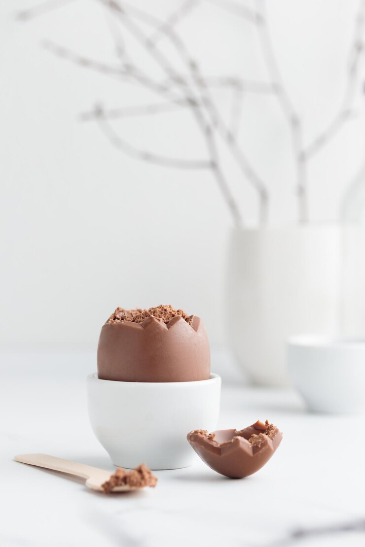 Ovo de páscoa de chocolate em um porta-ovos branco
