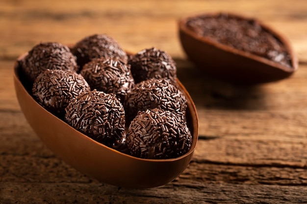 Ovo de páscoa de chocolate recheado com brigadeiros