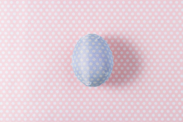 Ovo de Páscoa decorado com guardanapo de papel azul.