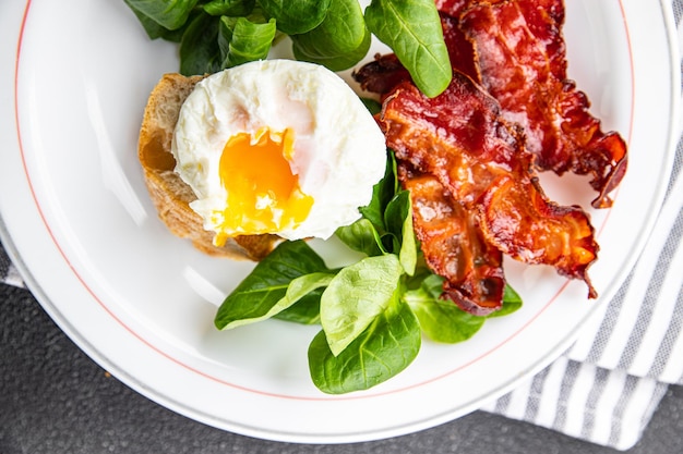 ovo escalfado café da manhã bacon folhas verdes salada mix refeição comida lanche na mesa cópia espaço comida