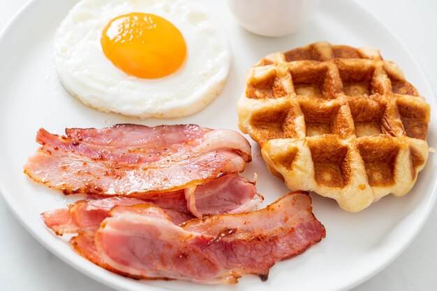 Ovo frito com bacon e waffle no café da manhã