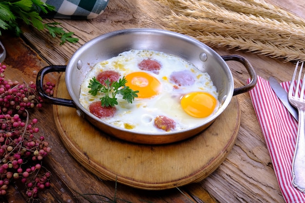 ovo frito com linguiça tavada sucuklu yumurta