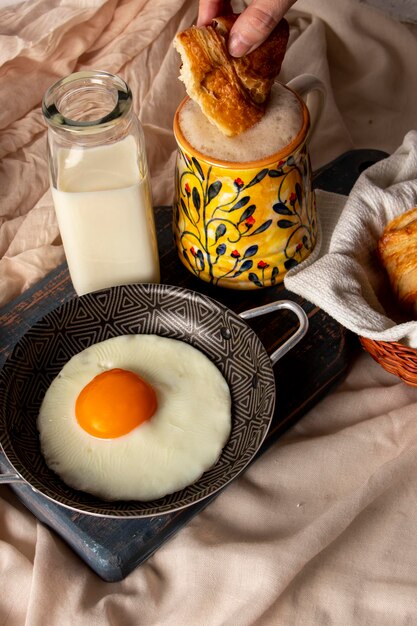 Ovo frito com pão e café com leite