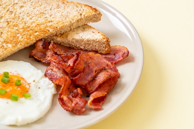 ovo frito com pão torrado e bacon no café da manhã