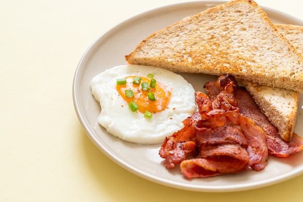 ovo frito com pão torrado e bacon no café da manhã