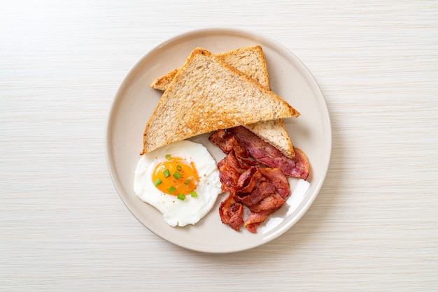 Ovo frito com pão torrado e bacon