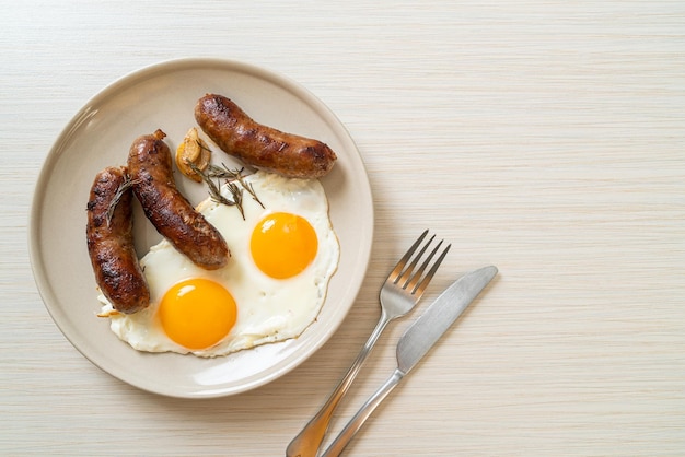 ovo frito duplo caseiro com linguiça de porco frita - no café da manhã