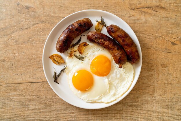 ovo frito duplo caseiro com linguiça de porco frita - no café da manhã
