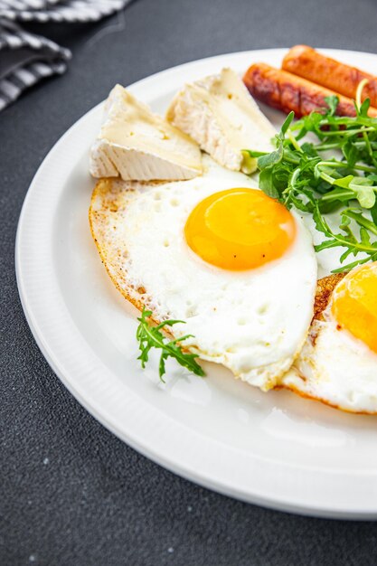 ovo frito linguiça café da manhã folhas verdes alface rúcula refeição comida lanche na mesa copie o espaço