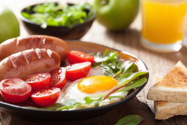 Ovo frito, linguiça, tomate para café da manhã saudável