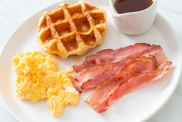 Ovo mexido com bacon e waffle no café da manhã