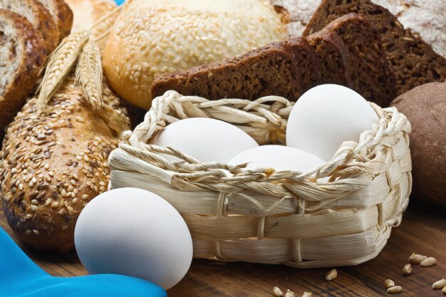 ovo na cesta, pão fresco e pãezinhos