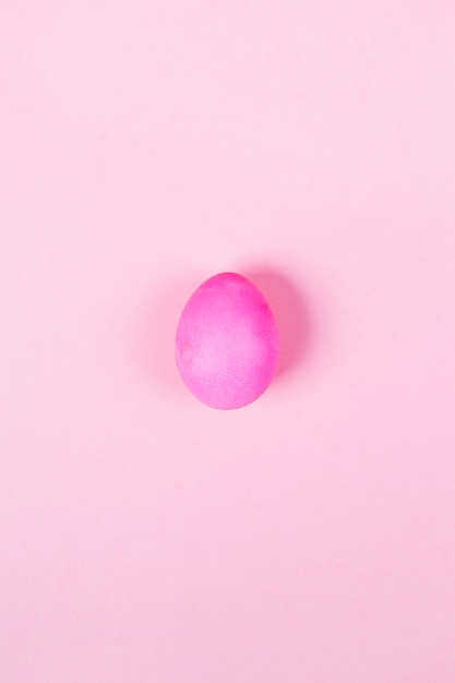 Foto ovo rosa em fundo rosa. vista do topo