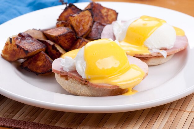 Ovos benedict com fricassé