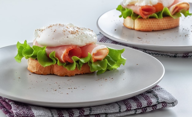 Ovos Benedict em uma baguete torrada com bacon