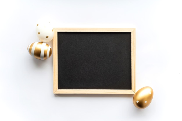 Ovos brancos de ouro em um fundo branco com espaço para espaço de cópia para texto em um quadro Conceito mínimo Vista de cima de foco seletivo suave de cartão de Páscoa