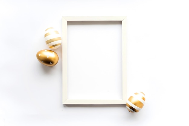 Ovos brancos de ouro em um fundo branco com espaço para espaço de cópia para texto em um quadro Conceito mínimo Vista de cima de foco seletivo suave de cartão de Páscoa
