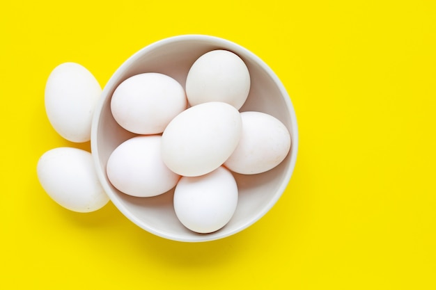 Ovos brancos em amarelo