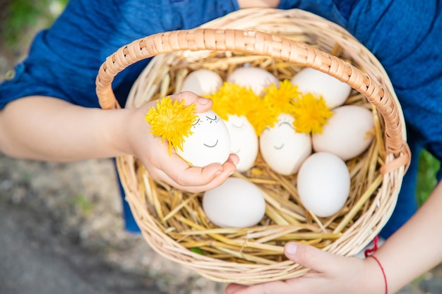 Ovos caseiros com rostos bonitos e um sorriso foco seletivo