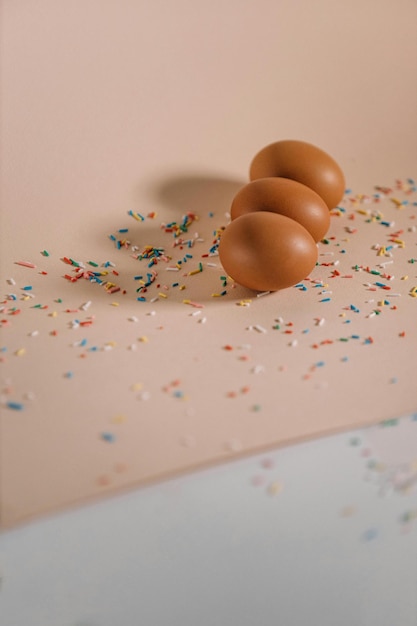 Foto ovos castanhos e salpicaduras de açúcar em superfície plana foto de estoque