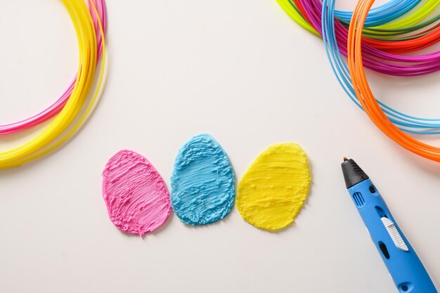 Ovos coloridos criativos de plástico para filamentos de plástico arco-íris de férias de páscoa com para colocação de caneta d