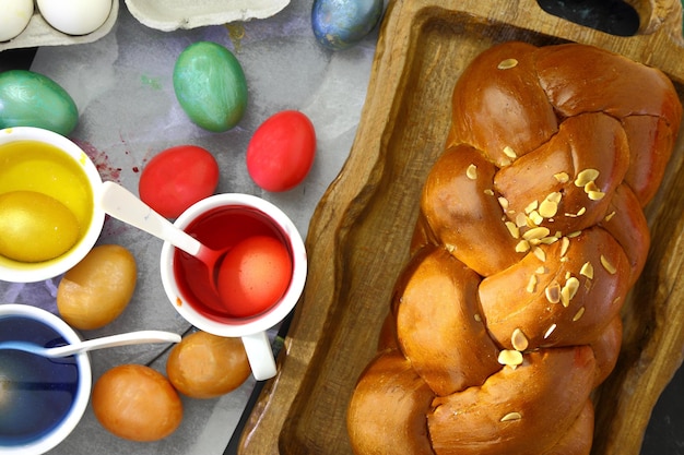 Ovos coloridos de brioche doce de Páscoa e corante líquido