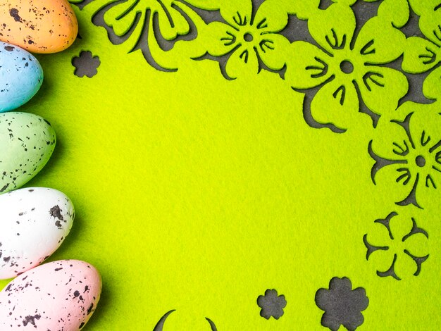 Ovos coloridos de Páscoa em espaço livre de fundo verde para texto