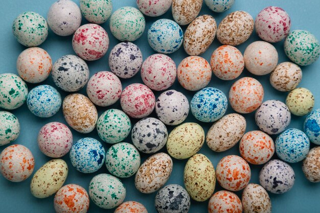 Foto ovos coloridos sobre um fundo azul como símbolo do feriado ovos de páscoa como fundo de páscoa