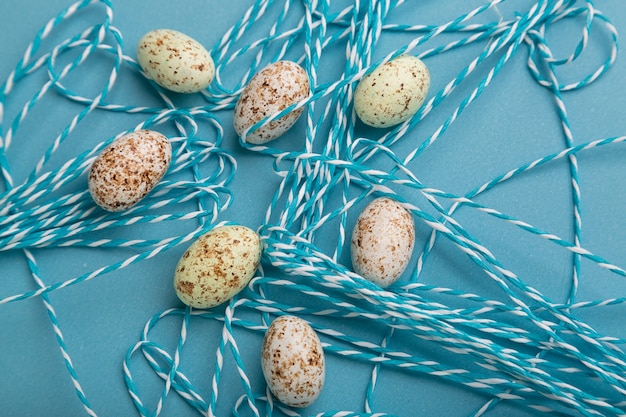 Foto ovos coloridos sobre um fundo azul, como um símbolo do feriado. ovos de páscoa como pano de fundo da páscoa.