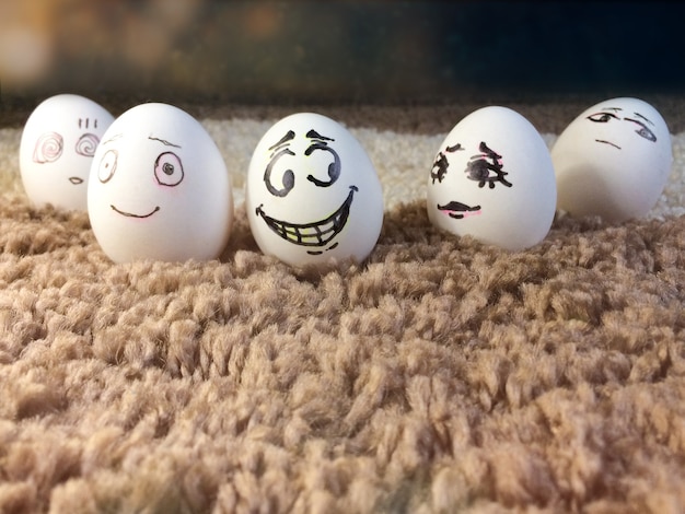 Ovos com rostos pintados emoções alegria tristeza confusão vitória