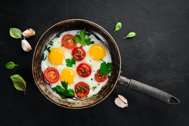 Ovos com tomate e verduras em uma frigideira