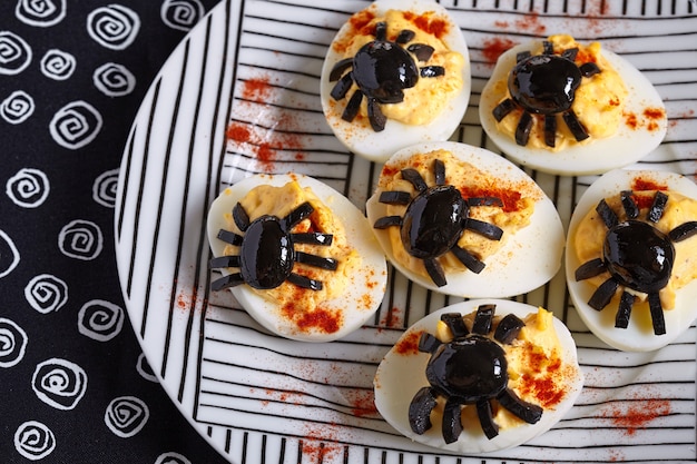 Ovos cozidos com uma aranha para o Halloween