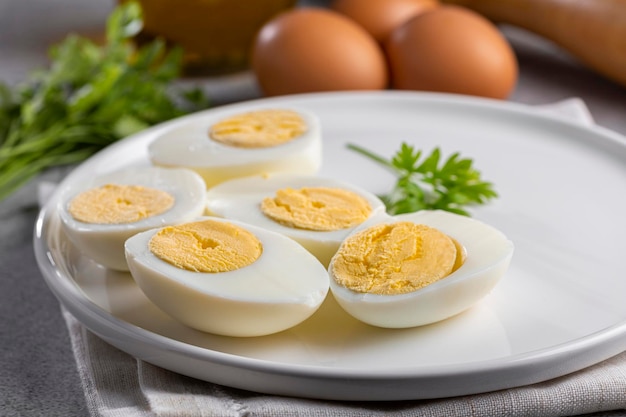 Ovos cozidos fatiados em cima da mesa