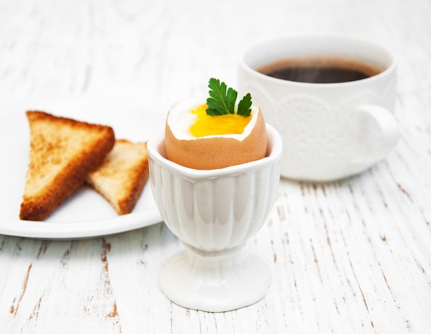 Ovos cozidos no café da manhã