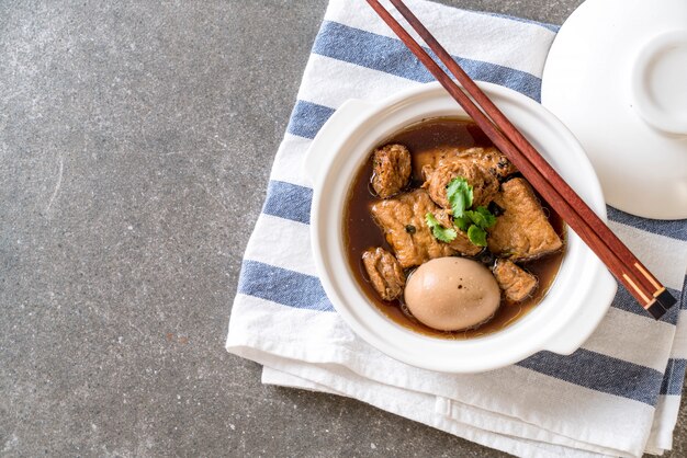 Ovos cozidos no molho doce com tofu