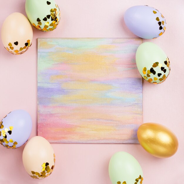 Ovos da páscoa coloridos pasteis decorados nas lantejoulas no fundo pastel, copie o espaço. Cartão de feliz Páscoa