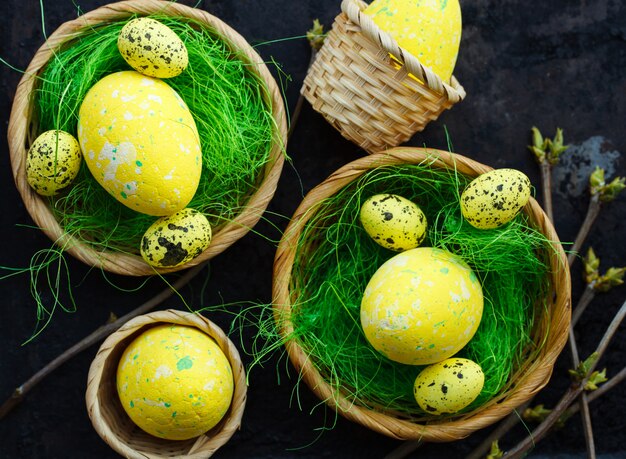 Ovos da páscoa na grama verde Decoração festiva. Páscoa