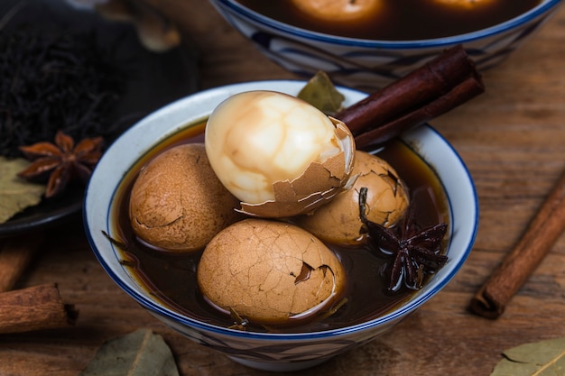 Ovos de chá chinês, cha ye dan, chá preto ovos cozidos em especiarias