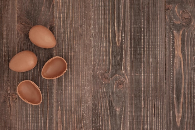 Ovos de chocolate no fundo de madeira marrom. Surpresa de Páscoa. Copie o espaço, lugar para texto.