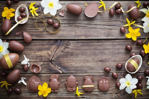 Ovos de chocolate no fundo escuro de madeira