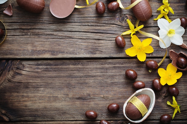 Ovos de chocolate no fundo escuro de madeira