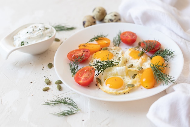 Ovos de codorna com ervas e vegetais