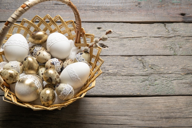 Ovos de codorna de Páscoa em uma cesta em um velho de madeira