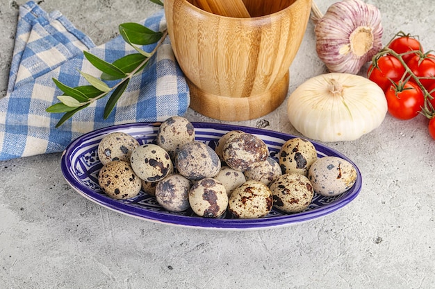 Ovos de codorna dietéticos crus na tigela