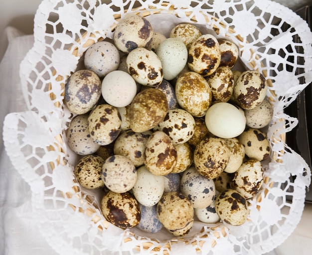 Ovos de codorna em guardanapo de malha - fundo de alimentos, vista superior