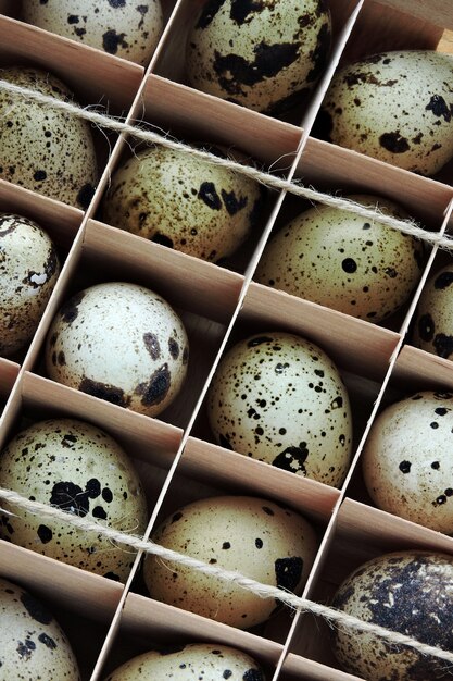 Ovos de codorna em uma caixa de madeira. Ovos de codorna caseiros. Comida ecológica