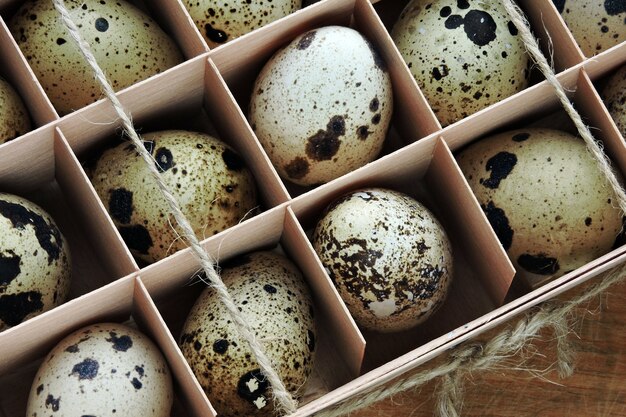 Ovos de codorna em uma caixa de madeira. Ovos de codorna caseiros. Comida ecológica