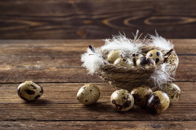 Ovos de codorna em uma mesa de madeira.