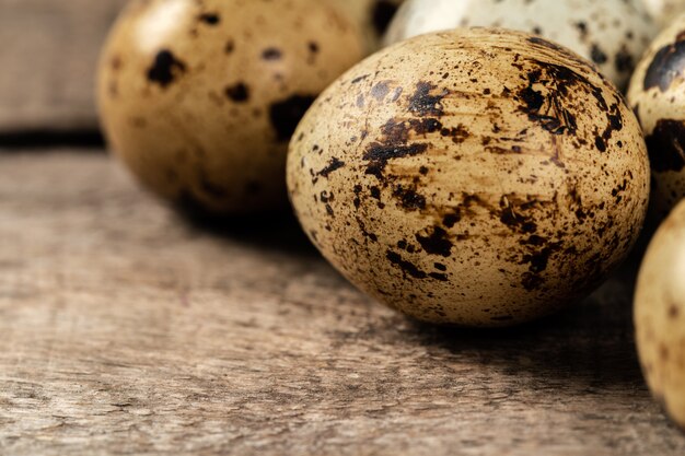 Ovos de codorna em uma mesa de madeira