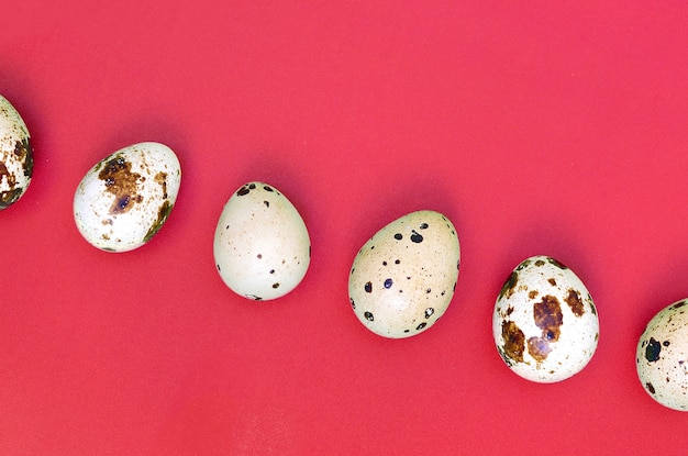 Ovos de codorna em uma superfície vermelha